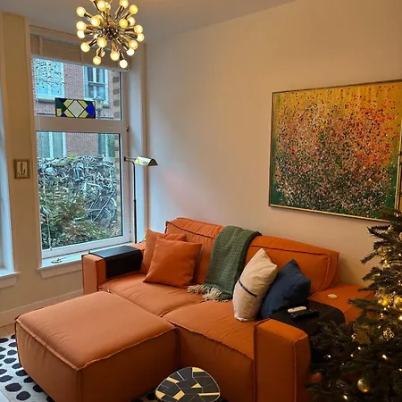 Stylish & Colorful With Large Garden! Apartament