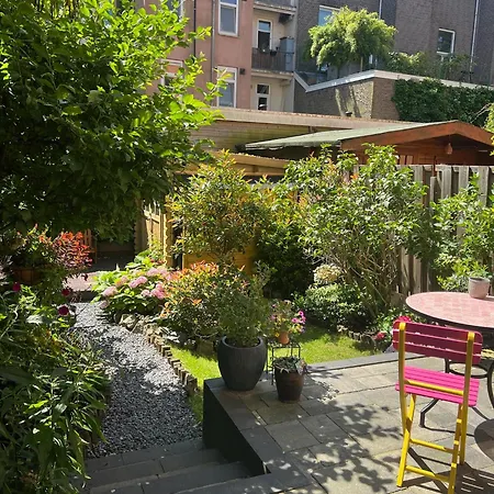 Stylish & Colorful With Large Garden! Apartament
