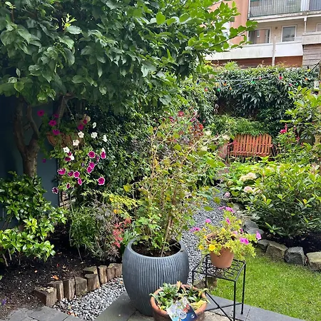 Stylish & Colorful With Large Garden!