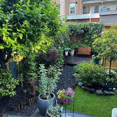 Stylish & Colorful With Large Garden! Apartament